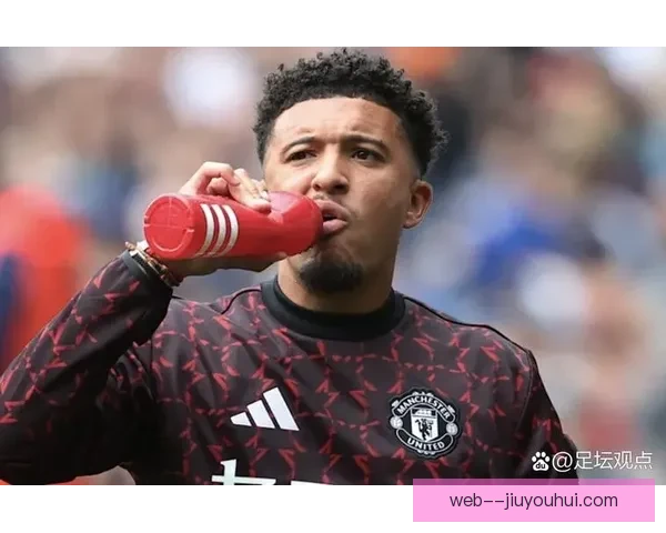 基耶萨低价加盟利物浦引发球迷热议转会市场震动